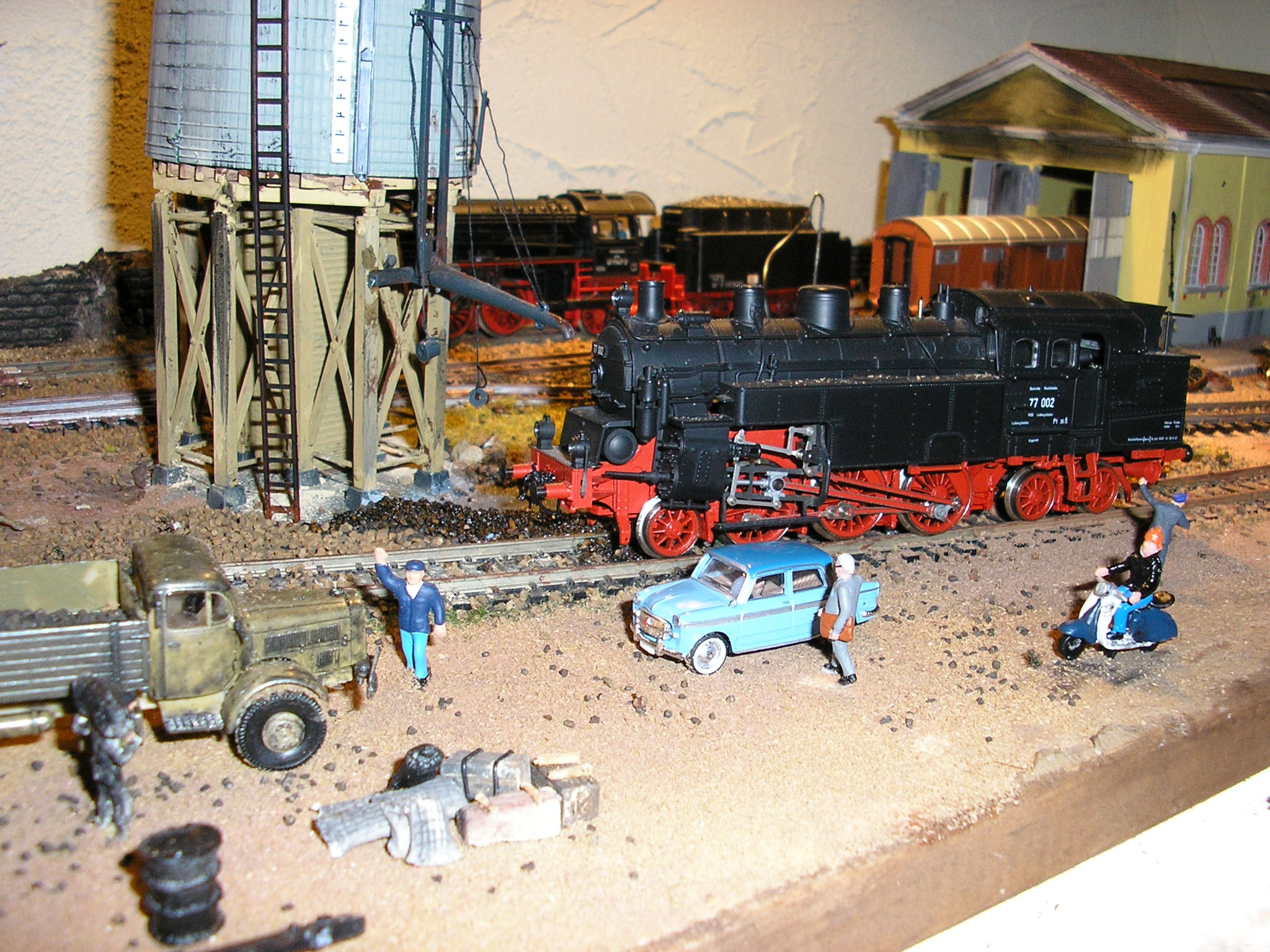 Plastico ferroviario scala 1/87 deposito ( autore Rustichelli con materiale Abbiati Wargames )